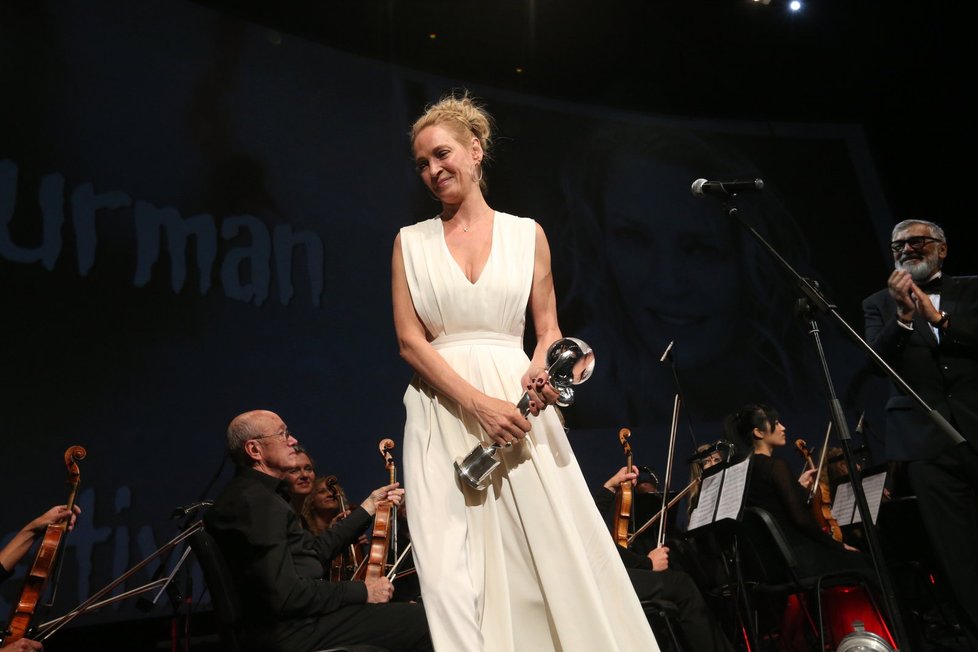 Uma Thurman převzala cenu od Jiřího Bartošky.