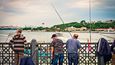 Rybáři na Bosporském mostě.