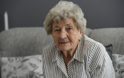 V tváři paní Marie se odráží životní moudrost i bolestné vzpomínky. V tváři paní Marie se odráží životní moudrost i bolestné vzpomínky.