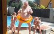 Pavel Vohnout s dcerami u bazénu