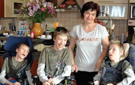 Alena Kosmáková se svými trojčaty. 