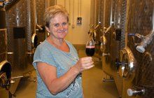 Viceprezidentka Svazu vinařů Liana Hrabálková (52) se k profesi dostala náhodou: "K vínu se snažím propít už 20 let!" 
