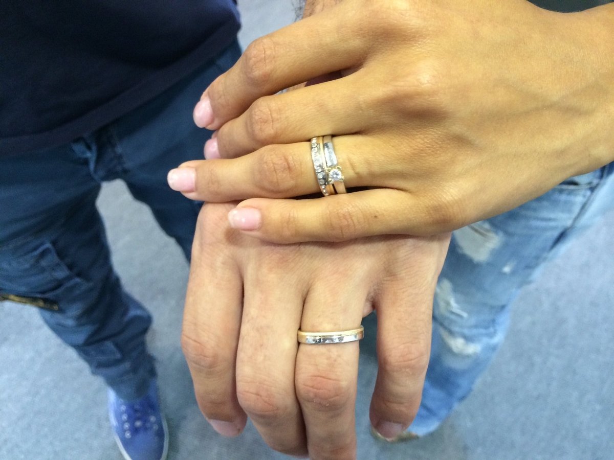 Snubní prsteny jsou kombinací bílého a žlutého zlata.