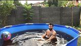 Svalovec Noid si postavil bazén, ale má černou vodu: To se nepovedlo!