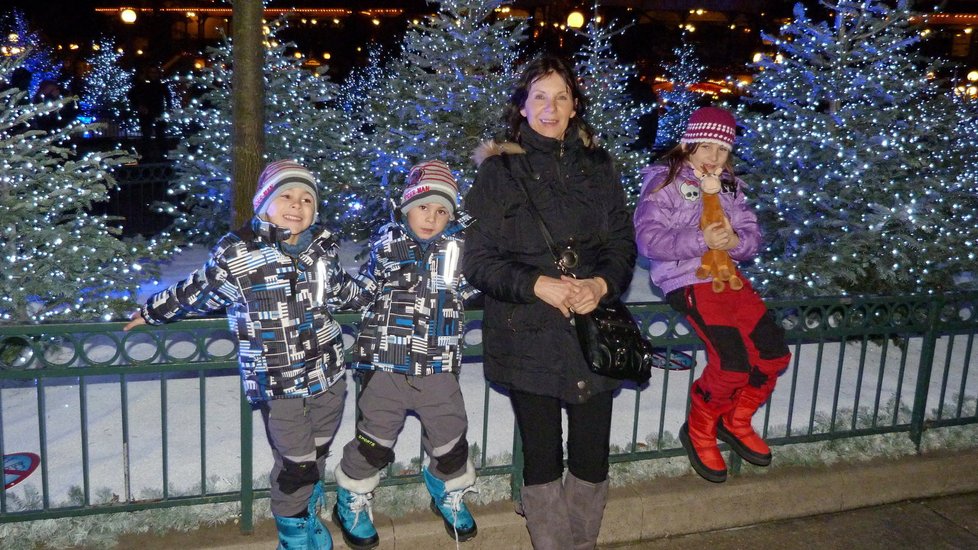 Vaškova maminka Lenka se svými třemi vnoučaty.