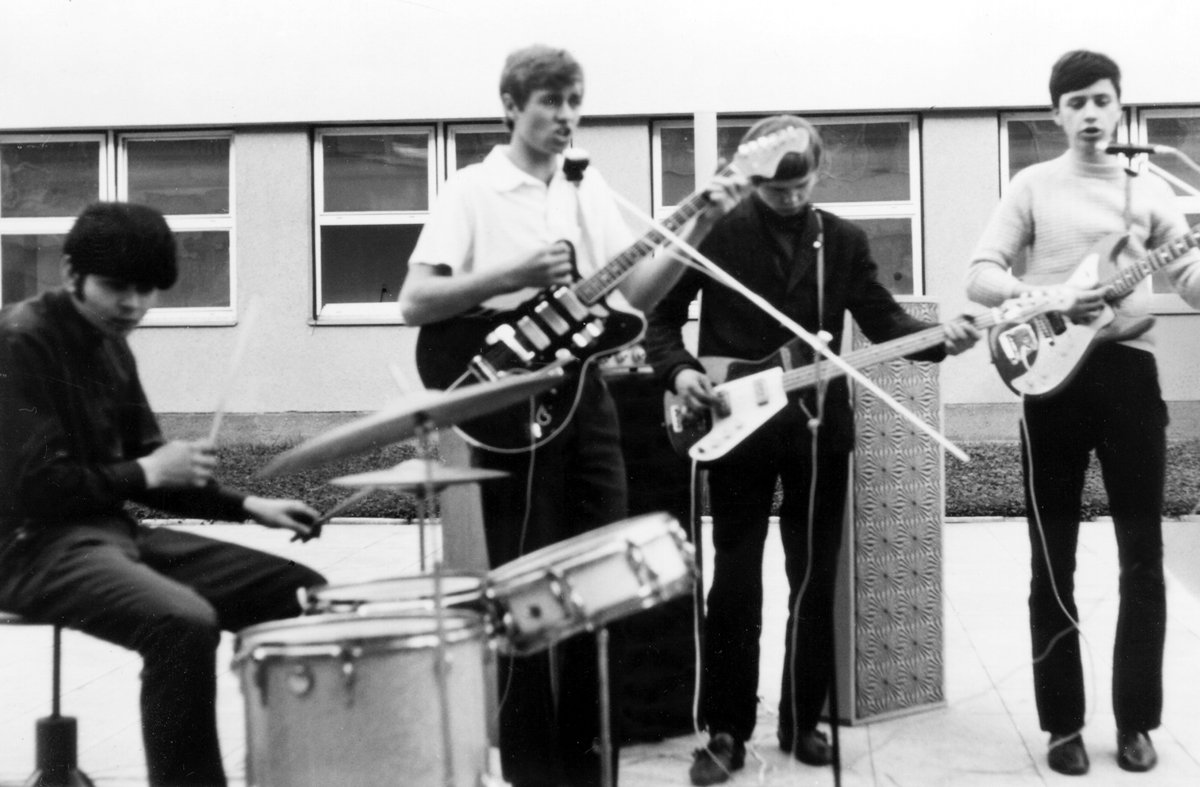 1969 - Premiérové muzikantské angažmá s kapelou OU Metra. Šestnáctiletý Vašek válí na kytaru, jeho první fanynky šílí…