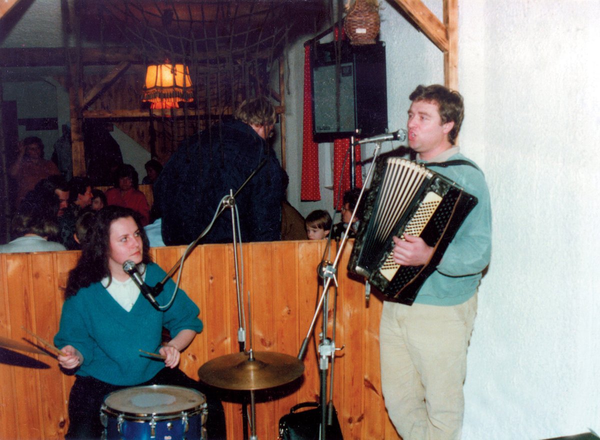 1990 – Duo Eva a Vašek to rozbalilo v Rakousku. Eva na bicí, Vašek na harmoniku.