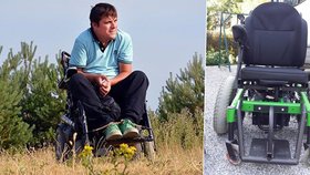 Vašek je léta invalidní: Teď mu ukradli vozík na hraní florbalu. Pomozte ho najít