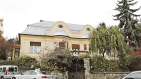 Podle katastru patří Biľakova vila jeho zeti Jozefu Ševcovi a dceři Nadě.
