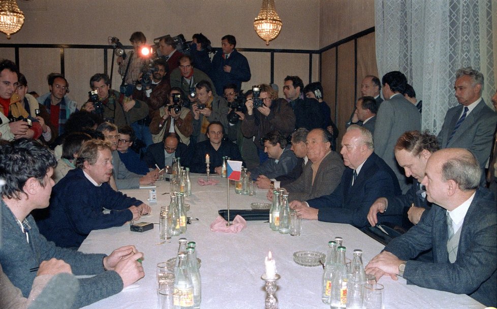 Listopad 1989: komunisté a Občanské fórum vyjednávají.