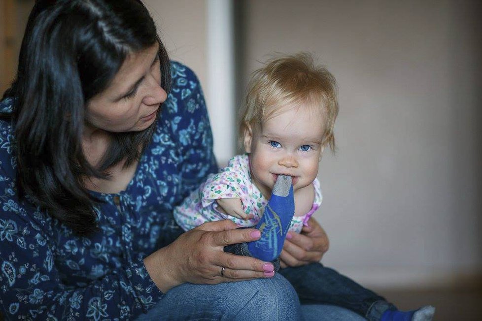 Vasilina s maminkou při oblékání. Nohy dobrý!