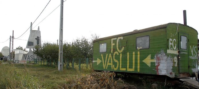 Už jsme kousek od stadionu Vasluie, upozorňuje "značka".