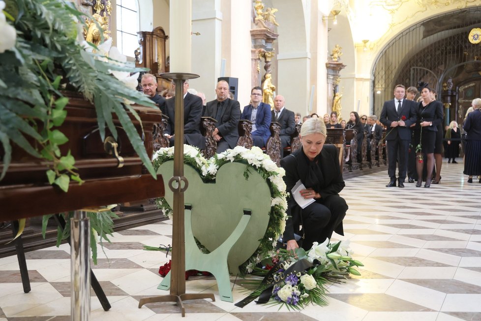 Pohřeb muzikanta Vaša Patejdla - Leona Machálková