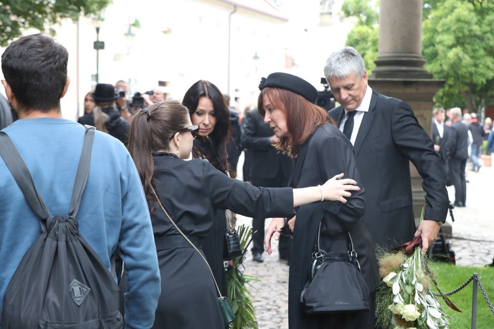 Pohřeb muzikanta Vaša Patejdla - Heidi Janků, Beata Rajská