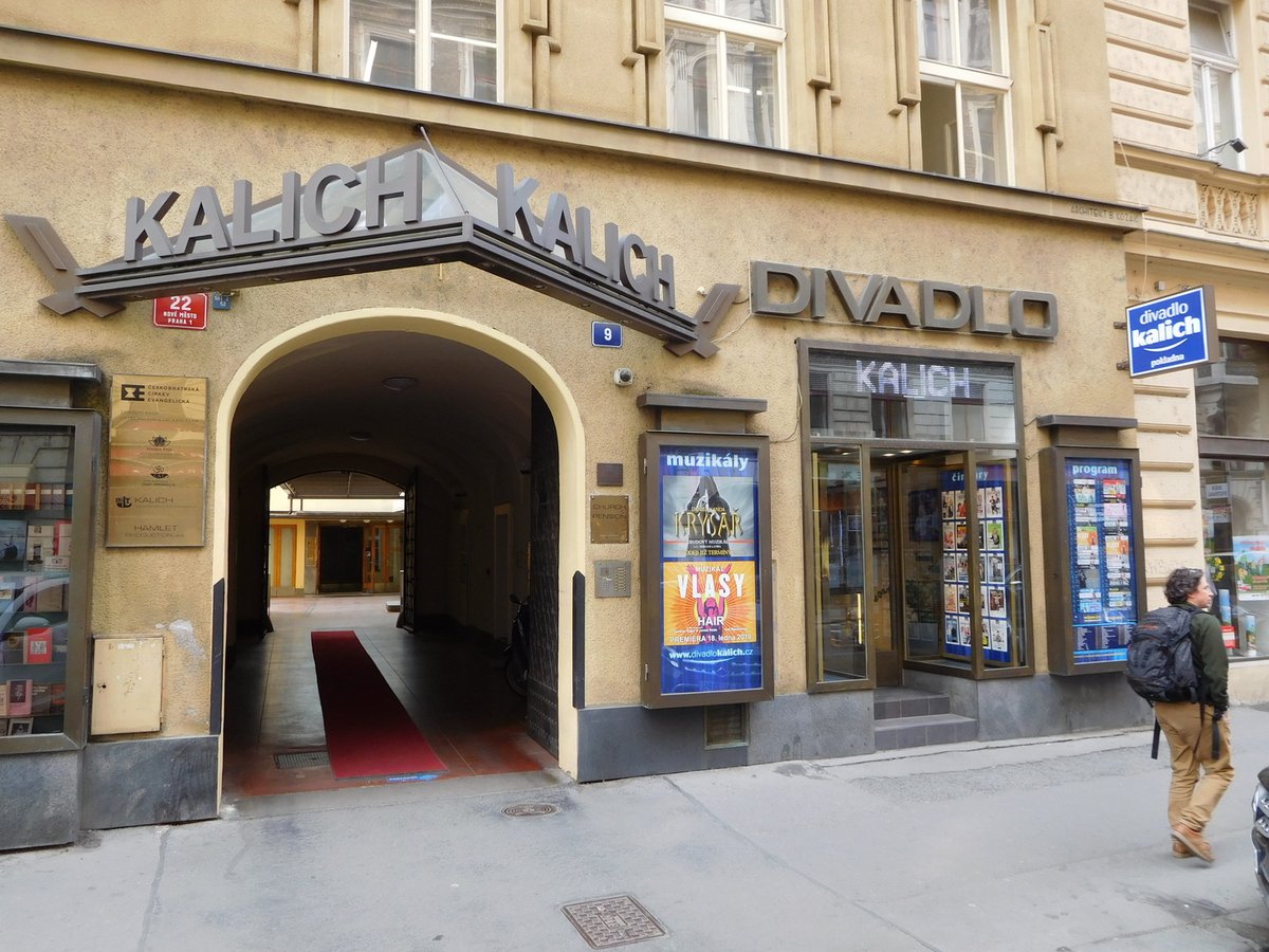 Divadlo je v Jungmannově ulici. 