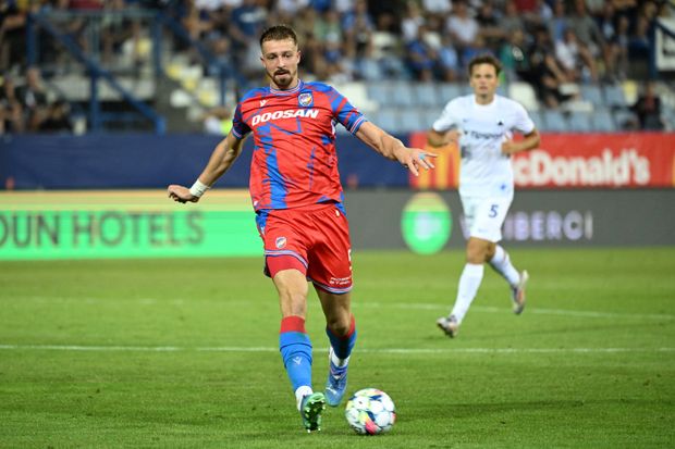 Daniel Vašulín si zpracovává míč v duelu proti Liberci Daniel Vašulín si zpracovává míč v duelu proti Liberci