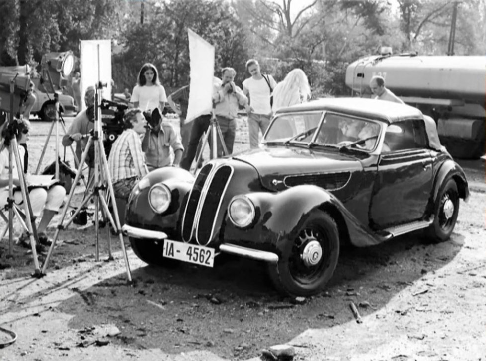 Ve filmu se objevila dobová vozidla.