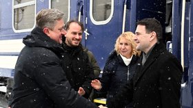 Velvyslanec Vasyl Zvaryč vítá ministra Petra Macinku v Kyjevě (9. 1. 2026).