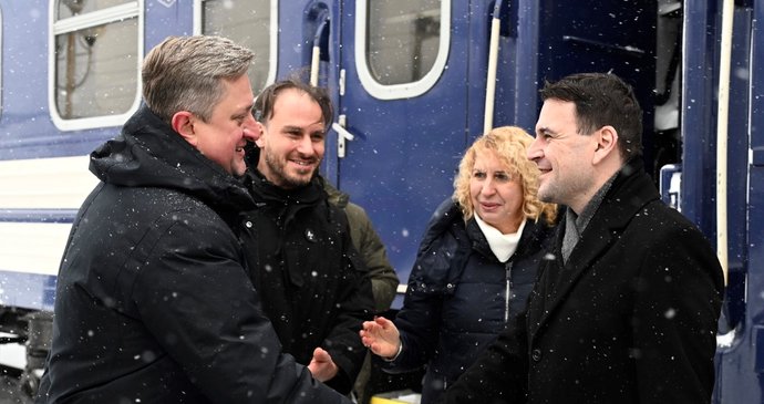 Velvyslanec Vasyl Zvaryč vítá ministra Petra Macinku v Kyjevě (9. 1. 2026).