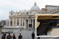 Ozbrojený český farář zamířil do Vatikánu! Policie ho zadržela, na zájezd si vezl pistoli i nože