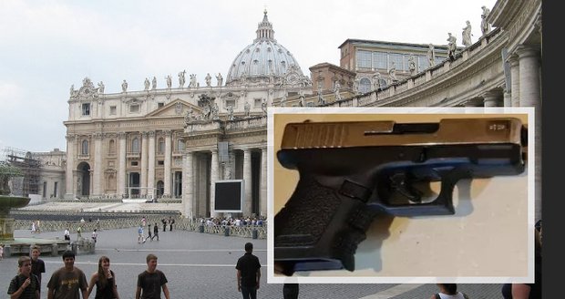 Ozbrojený český farář zamířil do Vatikánu! Policie ho zadržela, na zájezd si vezl pistoli i nože