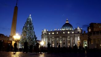 Ve Vatikánu svítí česko-bavorský vánoční strom