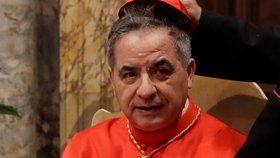 Kardinál Angelo Becciu.