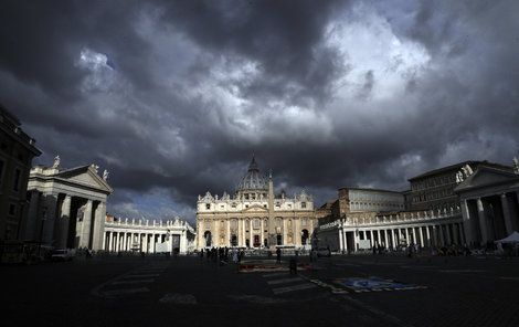 Mračna nad Vatikánem...
