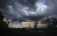 Skandál na vrcholu Vatikánu: Kardinál úchyl!