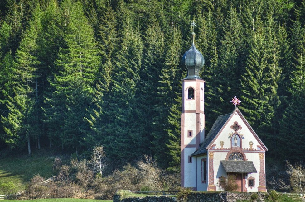 Vatikán chce zajistit důstojné využití nadbytečných kostelů. Zmrzlinárna a klub do nich nepatří.