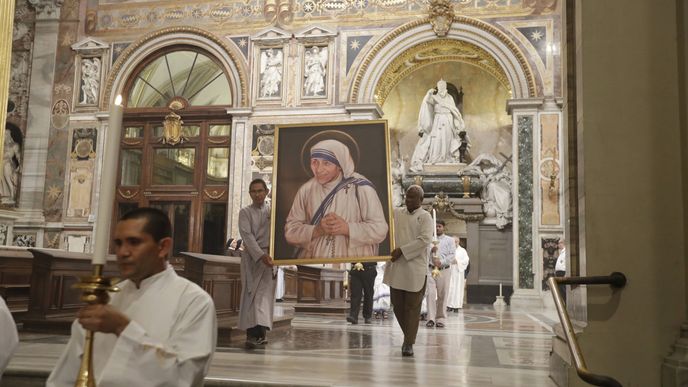 Misionářka Matka Tereza byla dnes ve Vatikánu prohlášena za svatou