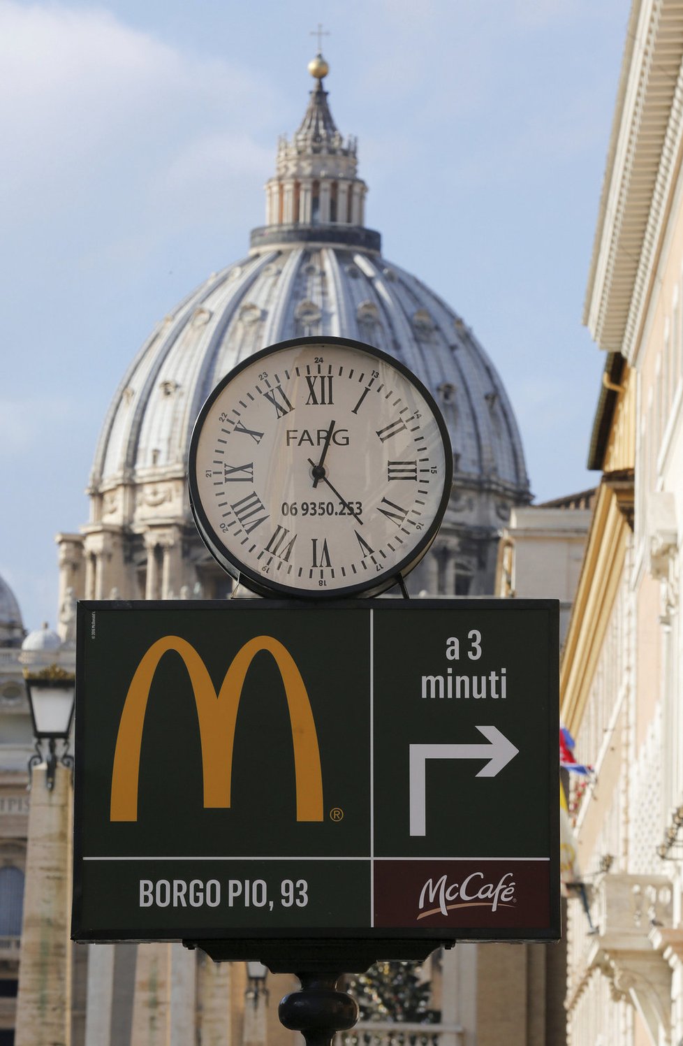 U bran Vatikánu otevřel McDonald&#39;s.