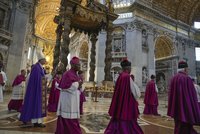 Kvůli naháčovi sloužili ve Vatikánu očistný obřad. Znesvětil baziliku při protestu za děti z Ukrajiny