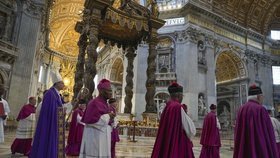 Kvůli naháčovi sloužili ve Vatikánu očistný obřad. Znesvětil baziliku při protestu za děti z Ukrajiny