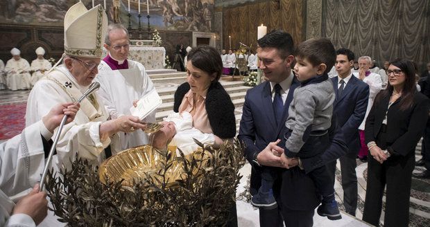 Papež pobídl matky ke kojení na veřejnosti. Při křtu v Sixtinské kapli