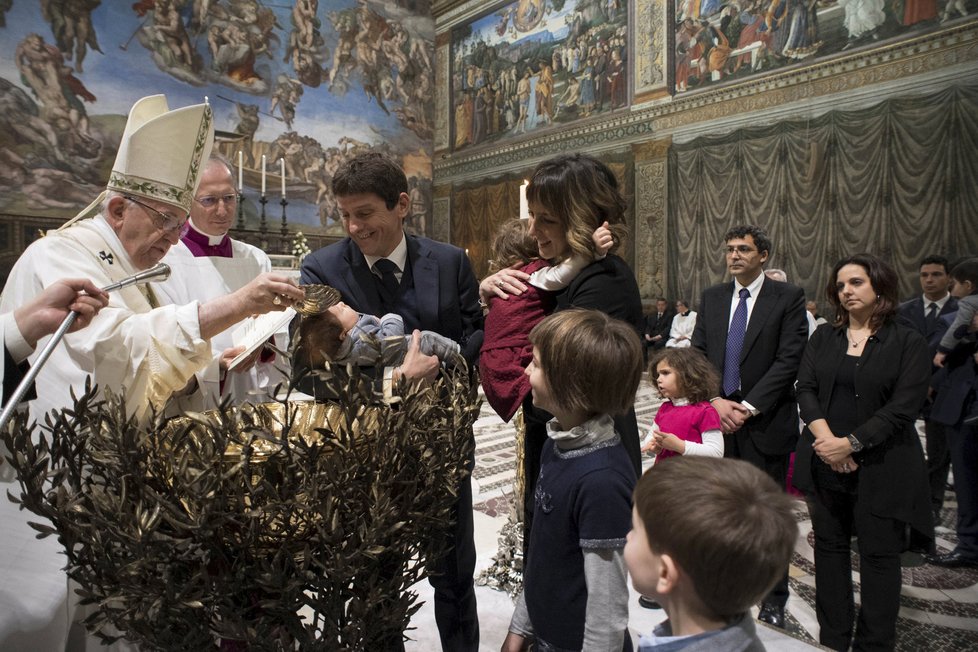 Papež František celebroval křestní mši.