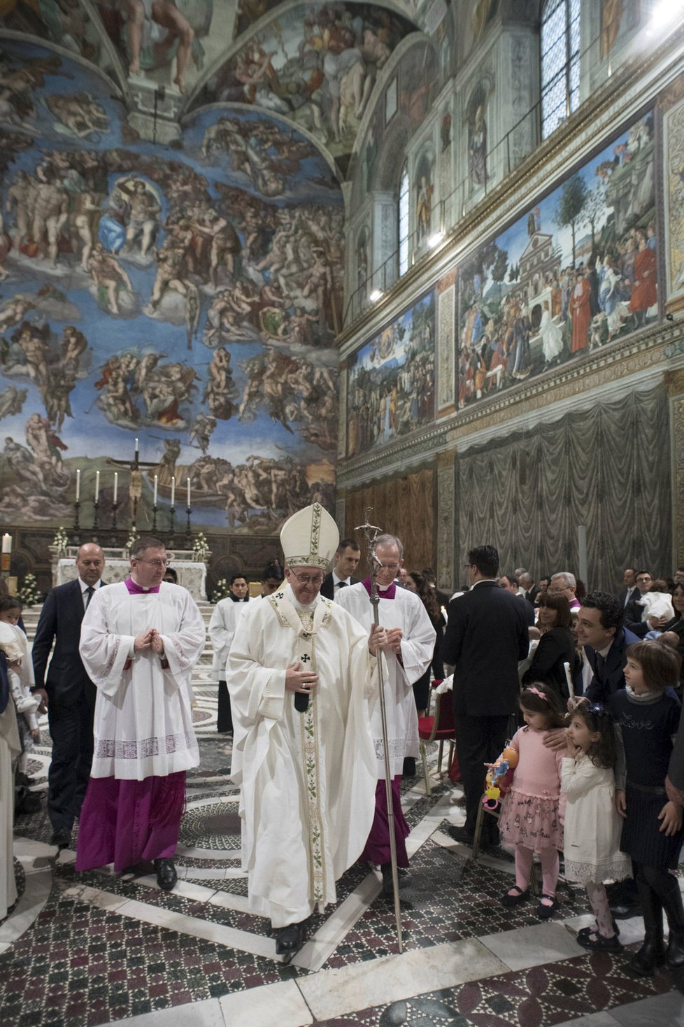 Papež František celebroval křestní mši.
