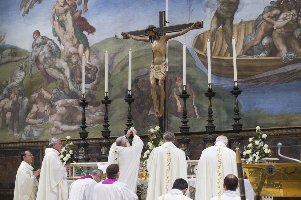 Papež František celebroval křestní mši.