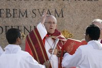 „Starší generace vás nesmí umlčet.“ Papež zahájil svatý týden, podpořil omezení zbraní