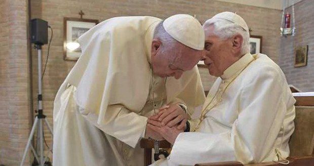Papežové v objetí: František se setkal s nemocným Benediktem. Bývalá hlava církve je na vozíku 