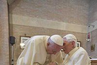 Papežové v objetí: František se setkal s nemocným Benediktem. Bývalá hlava církve je na vozíku
