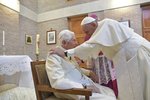 Papež Benedikt se po odmlce objevil na veřejnosti. Po boku papeže Františka se zúčastnil jmenování nových kardinálů.