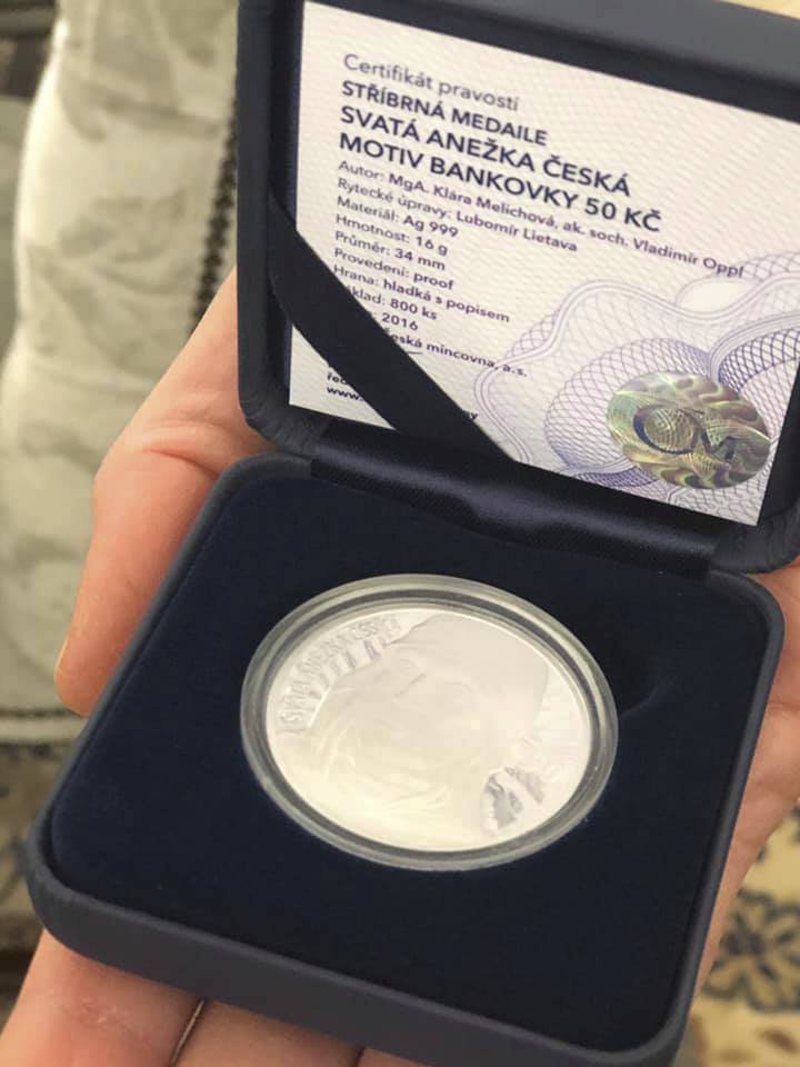 Předseda Poslanecké sněmovny Radek Vondráček předal papeži Františkovi stříbrnou minci vydanou ke svatořečení sv. Anežky.