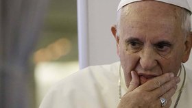 Papež se trápí, lékaři mu zakázali oblíbená jídla.