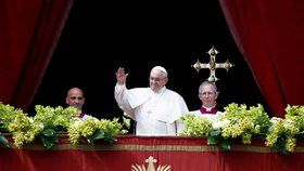 Papež mává věřícím během svého tradičního velikonočního požehnání Městu a světu.
