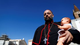 Vatikán jedná na historickém summitu o sexuálním násilí v církvi, mnozí lidé demonstrují a chtějí potrestání viníků (23.2.2019)