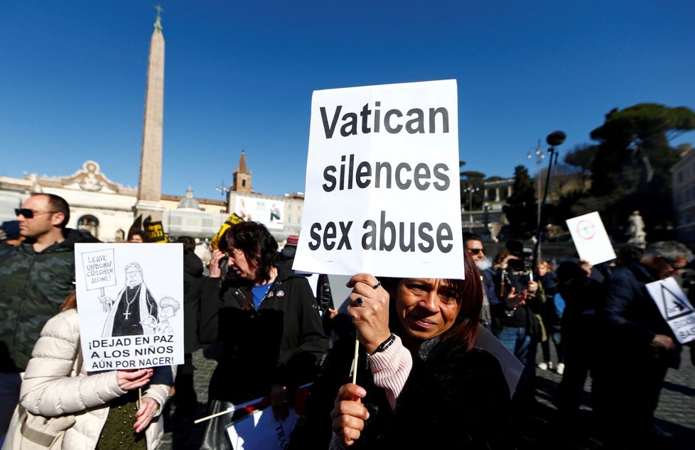 Vatikán jedná na historickém summitu o sexuálním násilí v církvi, mnozí lidé demonstrují a chtějí potrestání viníků (23.2.2019)