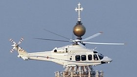 Vrtulník s papežem na palubě se vznáší nad Chrámem sv. Petra