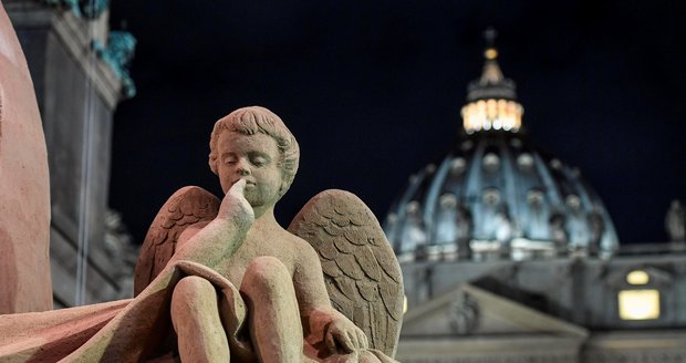Vatikán zdobí obří sochy z písku. Na vánoční výzdobě se podílel i Čech