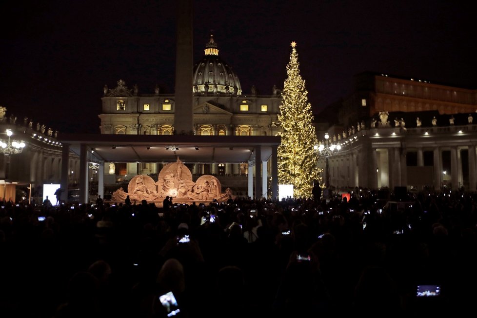 Na Svatopetrském náměstí  zástupci katolické církve v pátek slavnostně odhalili vánoční výzdobu, kterou kromě tradičního stromu tvoří i betlém z písku, na jehož tvorbě se podílel také český umělec Radovan Živný (7.12.2018)